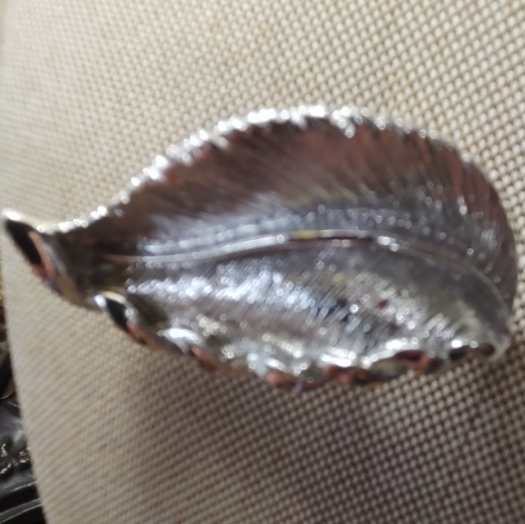 Vintage Gerry's Signed Silver Tone Leaf Brooch - Picture 6 of 8